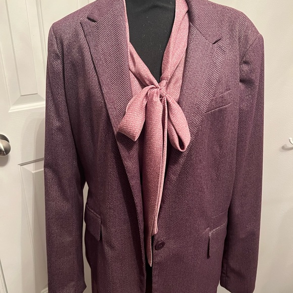 Gorgeous work suit! - Picture 1 of 3